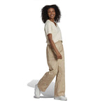 adidas - Pantalon chino Allover Mini Crest pour femme (II5638)