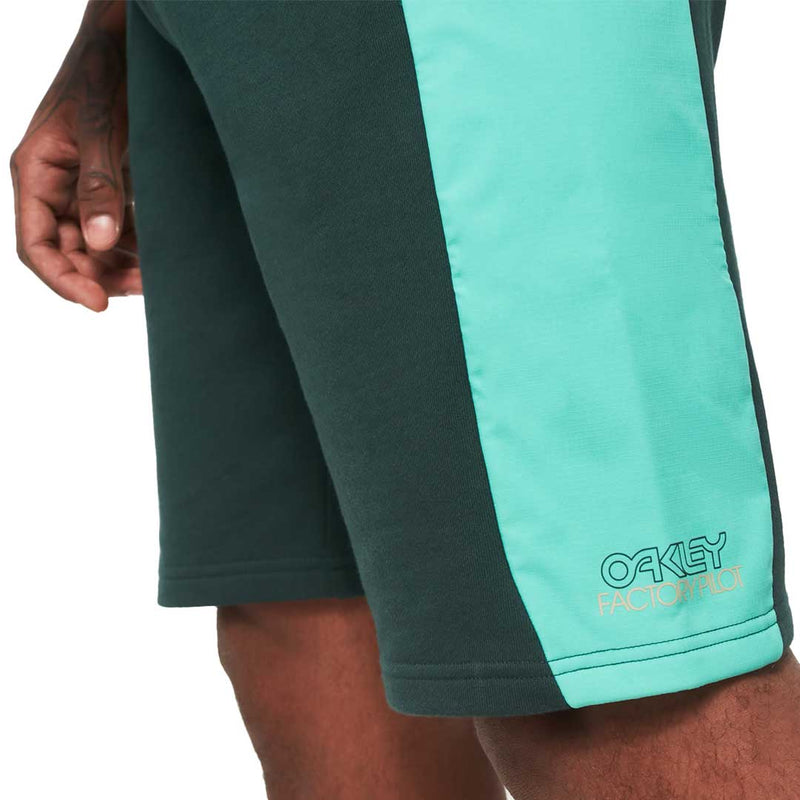 Oakley - Men's Seeker 75 Shorts (FOA404325 7BC)