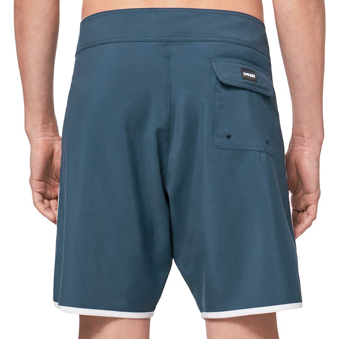 Oakley - Men's Solid Crest 19 Board Shorts (FOA401811 6A1) – SVP