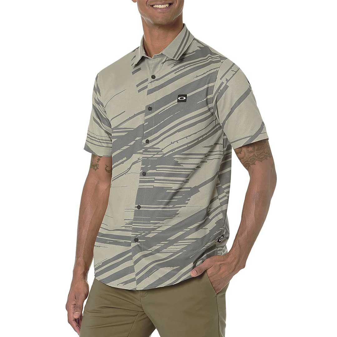 Oakley - Men's Tempo Woven Short Sleeve Shirt (FOA404022 2A9