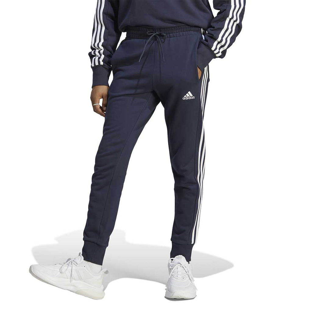 adidas - Pantalon Essentials French Terry Tapered Cuff 3 Stripes pour homme (IC9406) 